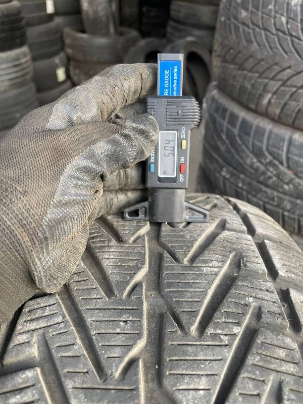 Шини пара Vredestein 235/55 r17 зима Гума