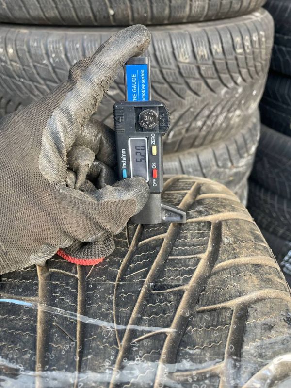 Шини пара Maxxis 225/60 r17 зима Гума