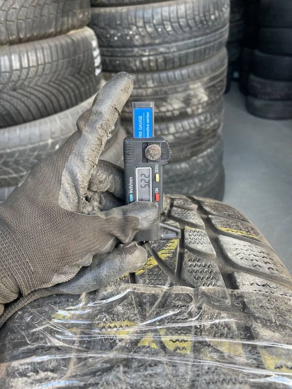 Шини пара Dunlop 235/60 r17 зима Гума