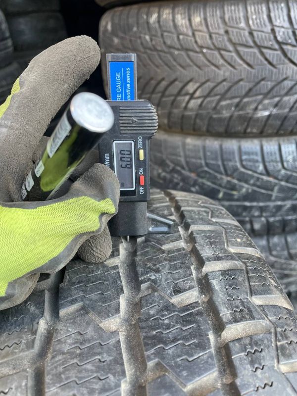 Шини пара Continental 205/65 r16c Vanco Front зима Гума