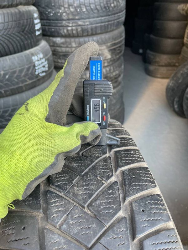 Шини пара Dunlop 205/75 r16c зима Гума