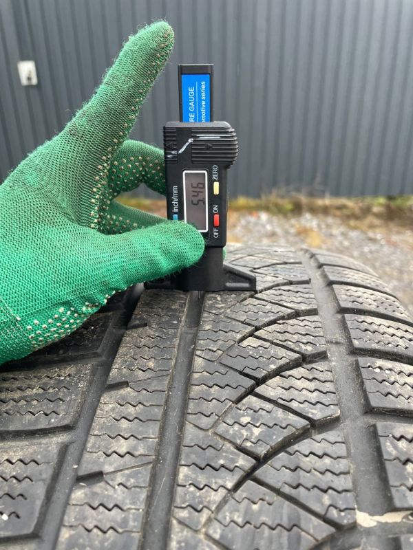 Шини комплект 235/55 r18 зима Гума