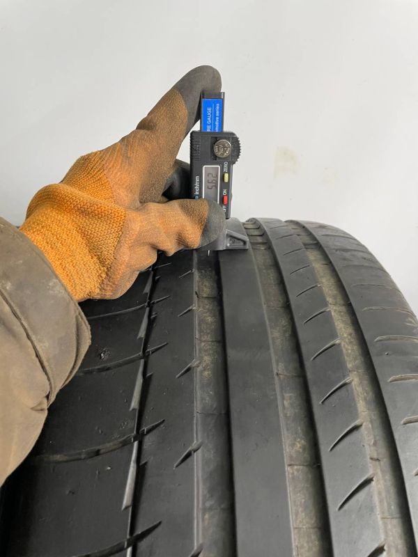 Шини пара Michelin 235/35 r19 літо Гума