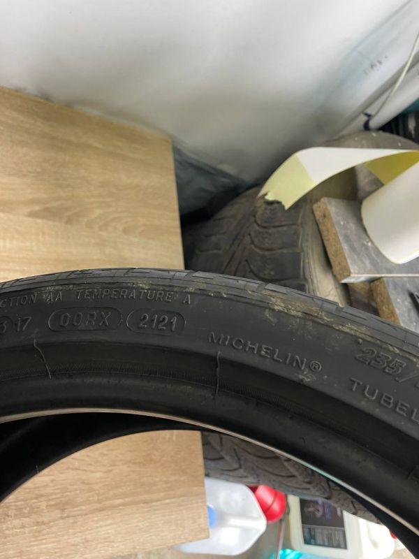 Шини пара Michelin 235/35 r19 літо Гума