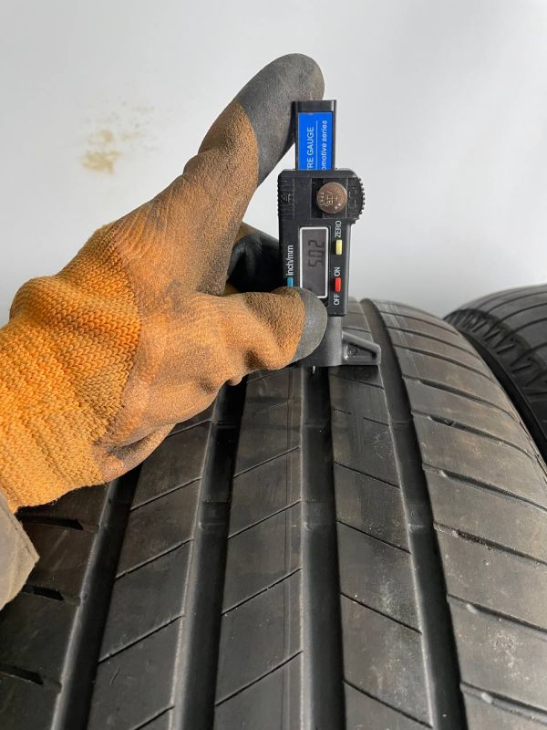 Шини пара Bridgestone 235/55 r17 літо Гума
