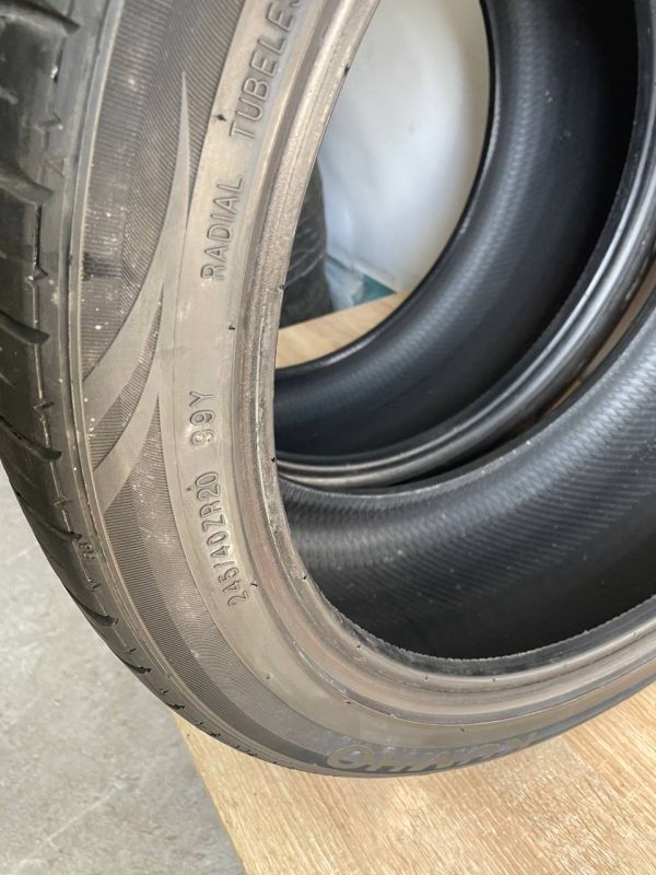 Шини пара Kumho 245/40 r20 літо Гума