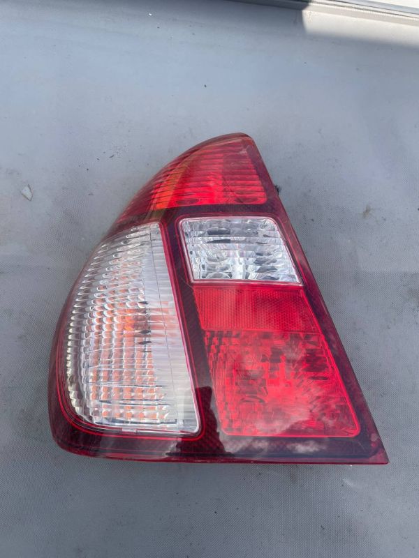 Лівий Cтоп ліхтар задній Renault Symbol Clio 2002-2008 червоно-білий