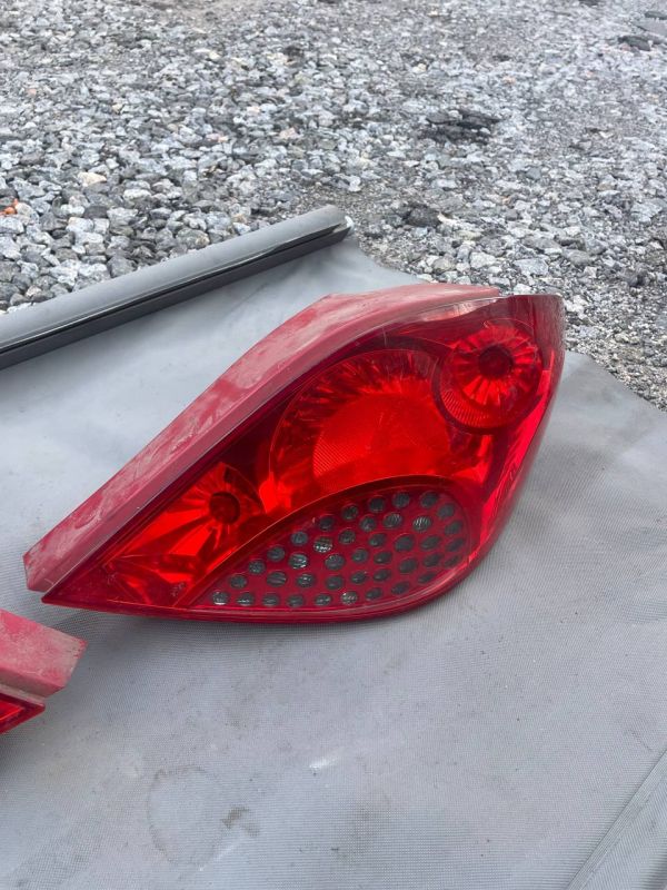 Стопи ліхтарі фонарь Peugeot 207 хач бек ліхтар Пежо 207 правий лівий