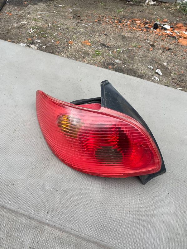 задній ліхтар автомобіля Peugeot 206