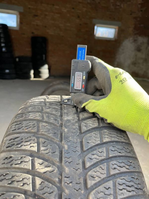 Шини пара KUMHO I'ZEN KW23 205/50/R15 зима резина