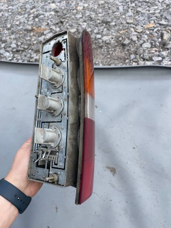 Задній лівий стоп ліхтар фонарь Ford Courier 1996-1999г.в