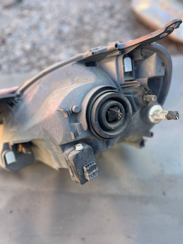 Фара передня права Toyota Yaris 1