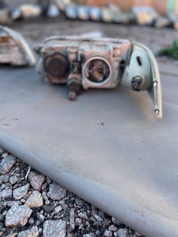 Фари передні пара ліва права volvo v40