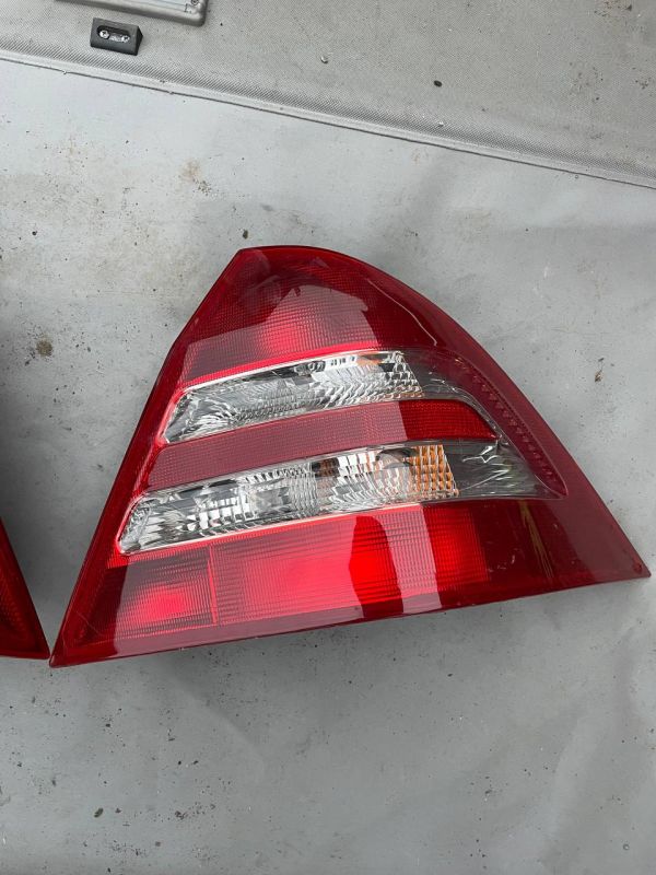 Стопи ліхтарі правий лівий Мерседес W 203 Седан Mercedes C-Class W203