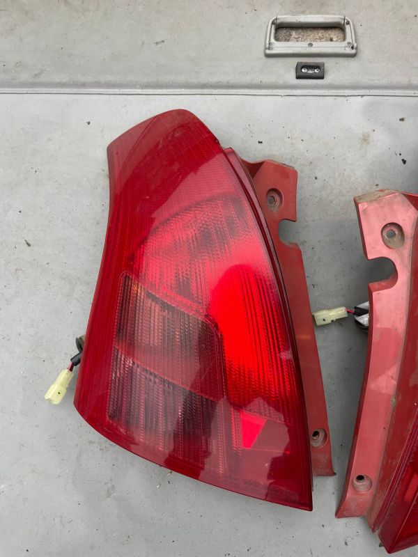 Стопи задні лівий правий Suzuki Swift ліхтар задній фонарь Сузукі