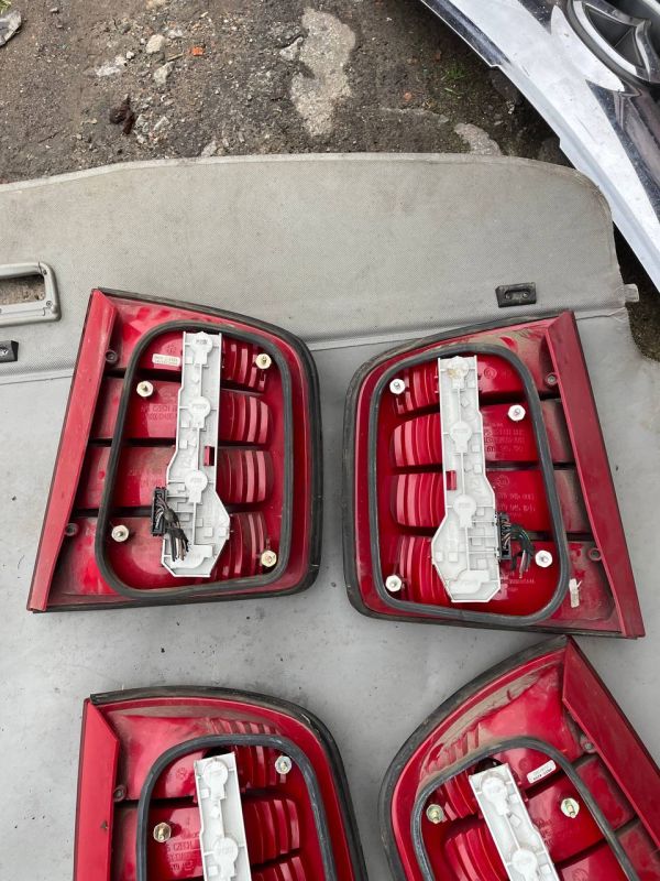 Задні стопи ліхтарі правий лівий ліхтар Skoda Fabia Шкода 