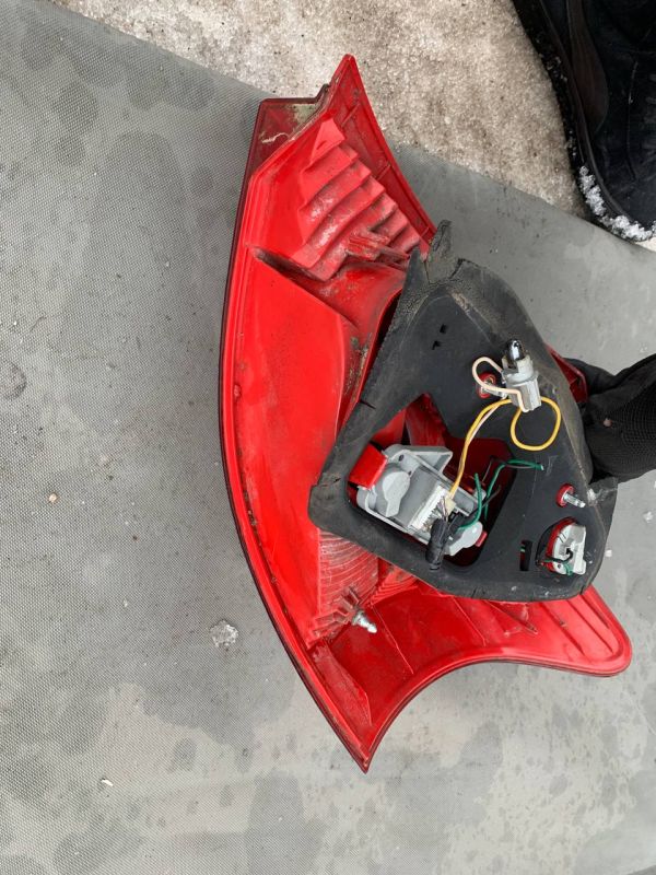 Задні ліхтарі стопи Toyota Yaris 2 Тойота Яріс 2 фонарь лівий