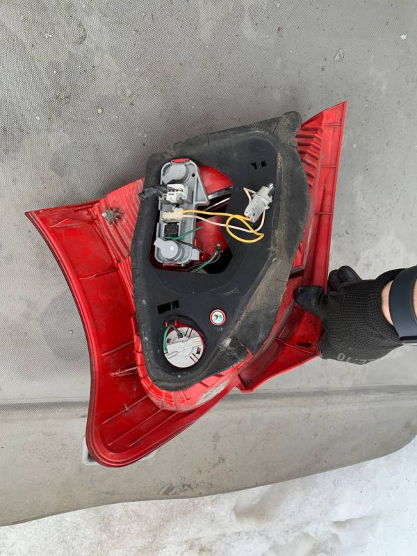 Задні ліхтарі стопи Toyota Yaris 2 Тойота Яріс 2 фонарь лівий