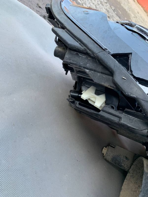 Права передня фара Skoda Kodiaq Є пошкодження