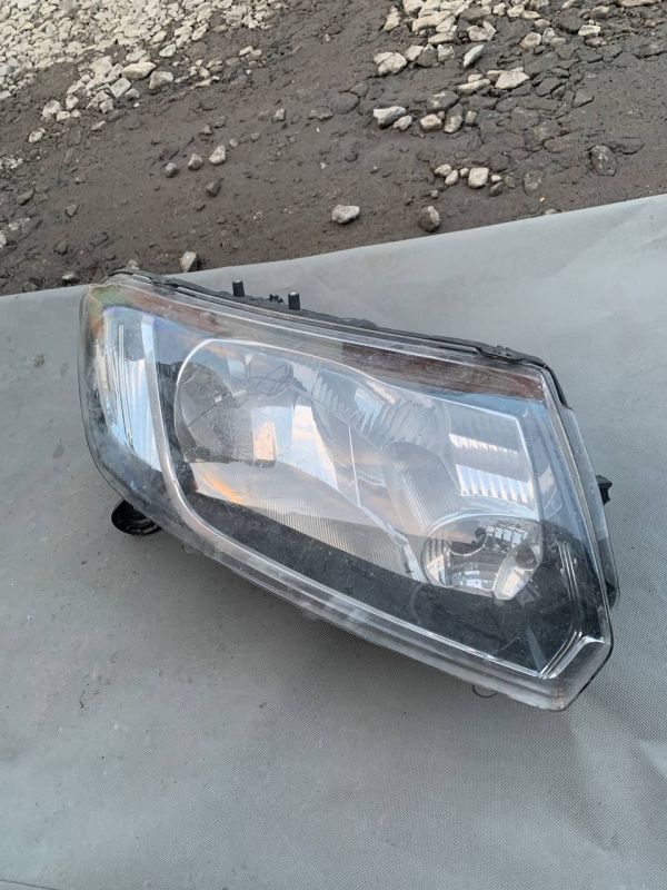 Фара права RENAULT LOGAN SANDERO Є Пошкодження