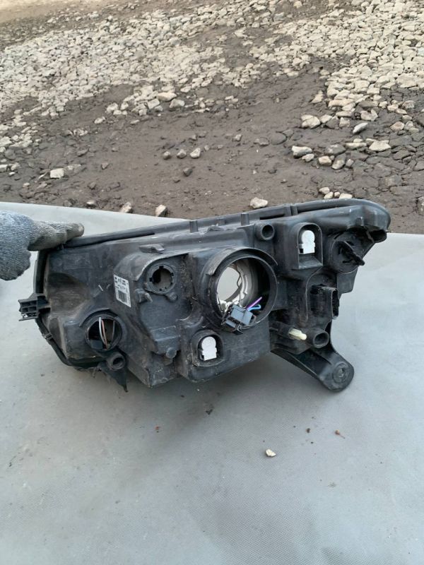 Фара права RENAULT LOGAN SANDERO Є Пошкодження