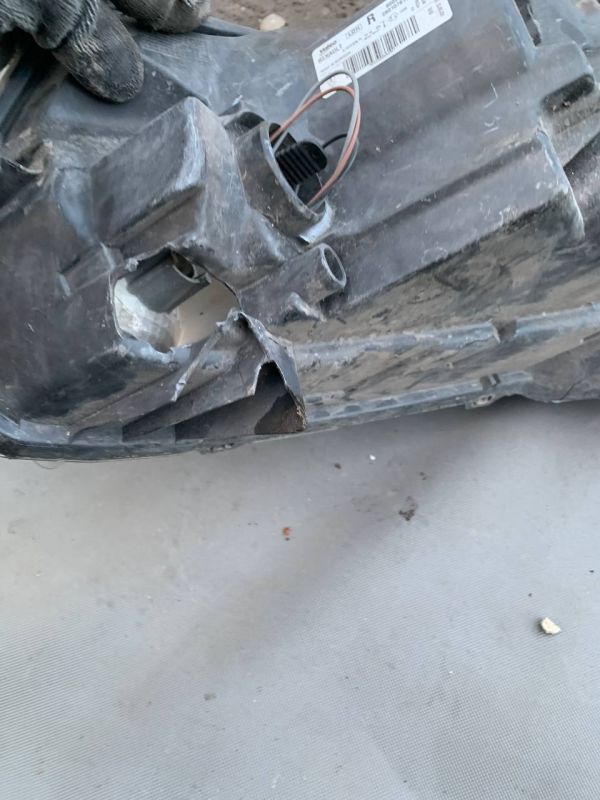 Фара права RENAULT LOGAN SANDERO Є Пошкодження