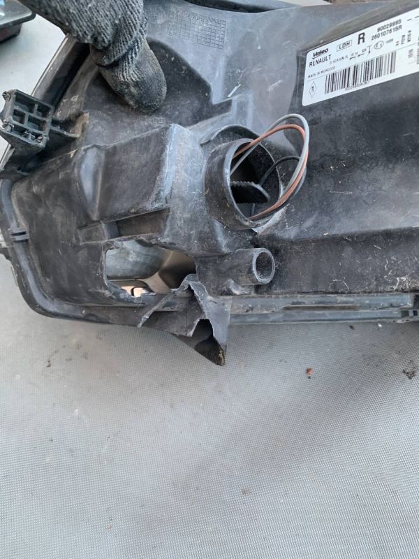 Фара права RENAULT LOGAN SANDERO Є Пошкодження