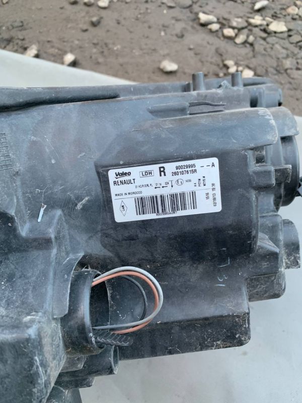 Фара права RENAULT LOGAN SANDERO Є Пошкодження