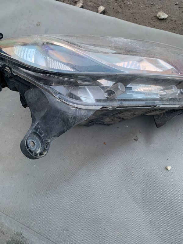 Фара права RENAULT LOGAN SANDERO Є Пошкодження