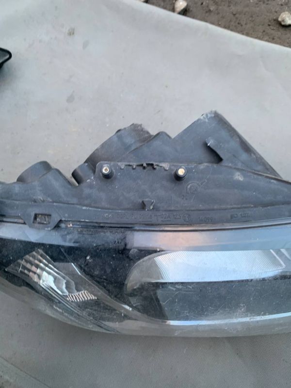 Фара права RENAULT LOGAN SANDERO Є Пошкодження