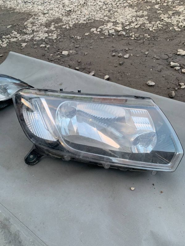Фара права RENAULT LOGAN SANDERO Є Пошкодження