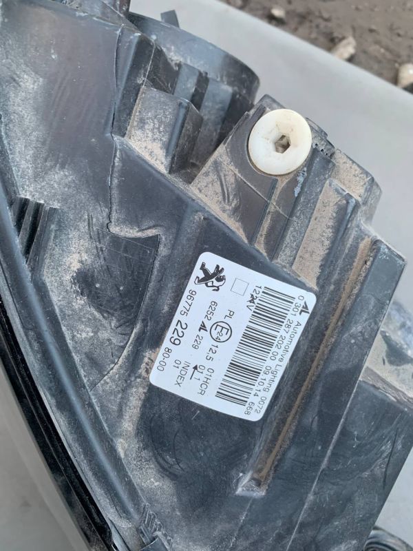  Фара передя права peugeot 308 2014 Є Пошкодження