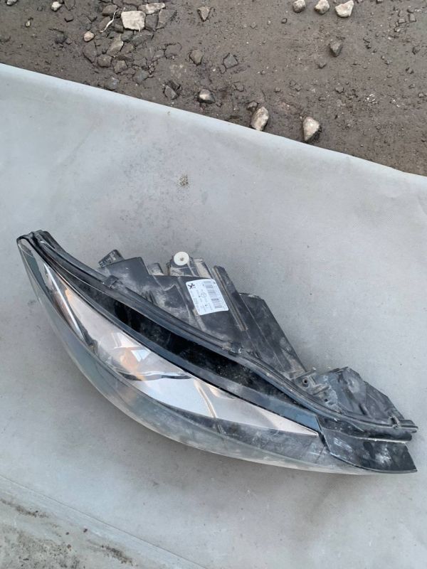  Фара передя права peugeot 308 2014 Є Пошкодження