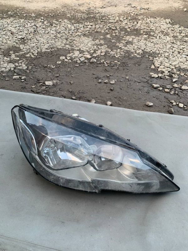  Фара передя права peugeot 308 2014 Є Пошкодження