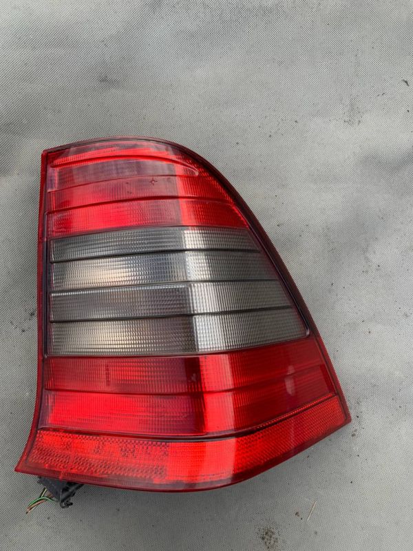 Задній ліхтар стоп фонарь правий Merceds-Benz C-Class W202 універсал 