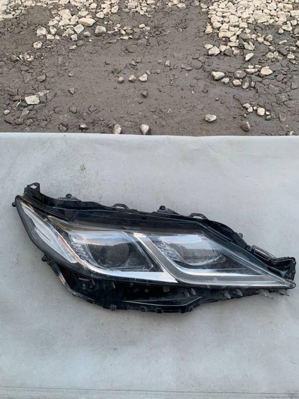 Скло фари переднє праве Toyota Camry 70 Уцінка
