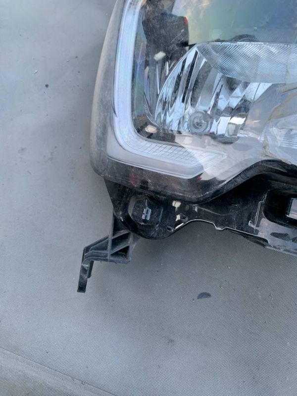  Фара передня передня права renault master 4 Є пошкодження