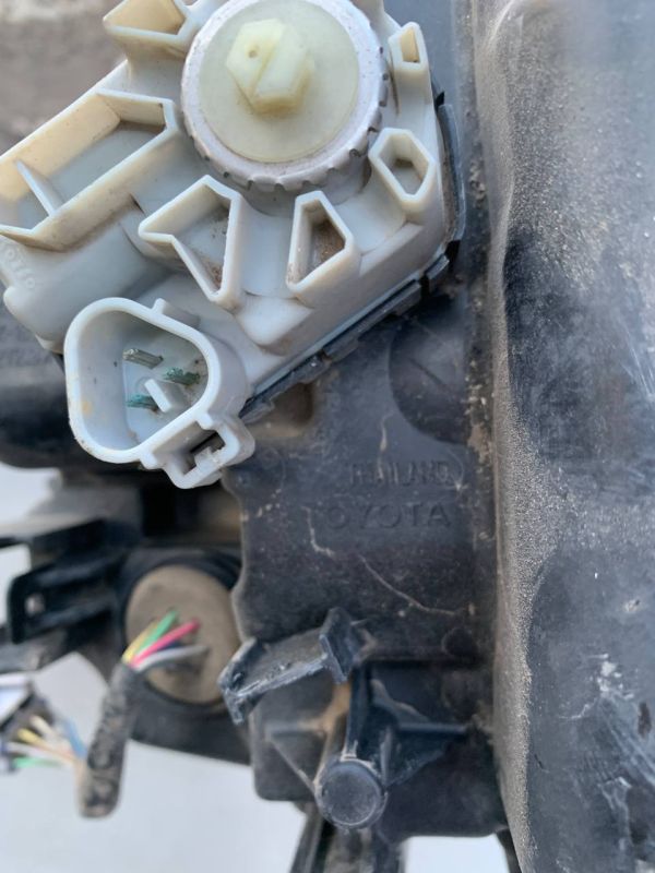 Фара передня права Toyota Hilux 2020-2026 Є Пошкодження