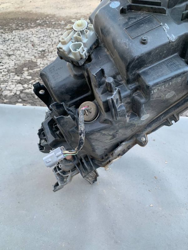 Фара передня права Toyota Hilux 2020-2026 Є Пошкодження