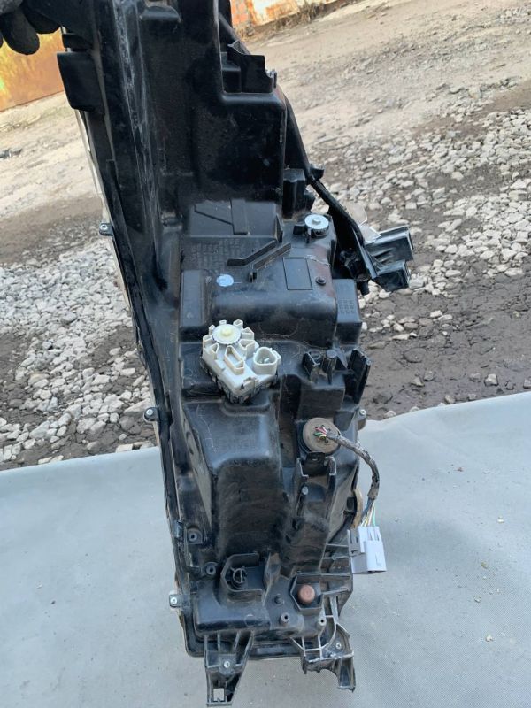 Фара передня права Toyota Hilux 2020-2026 Є Пошкодження