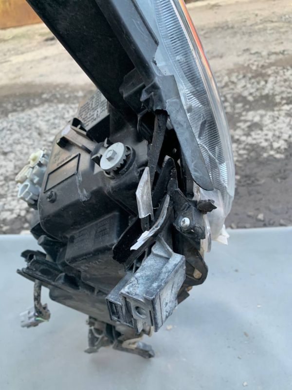 Фара передня права Toyota Hilux 2020-2026 Є Пошкодження