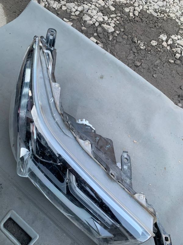 Фара передня права Toyota Hilux 2020-2026 Є Пошкодження