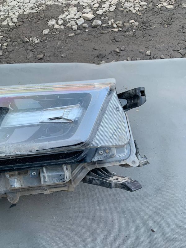 Фара передня права Toyota Hilux 2020-2026 Є Пошкодження