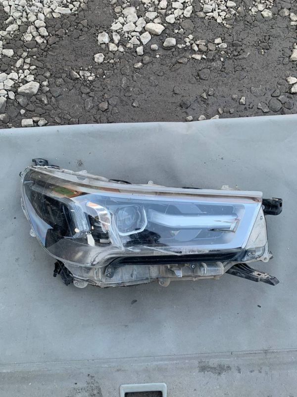 Фара передня права Toyota Hilux 2020-2026 Є Пошкодження