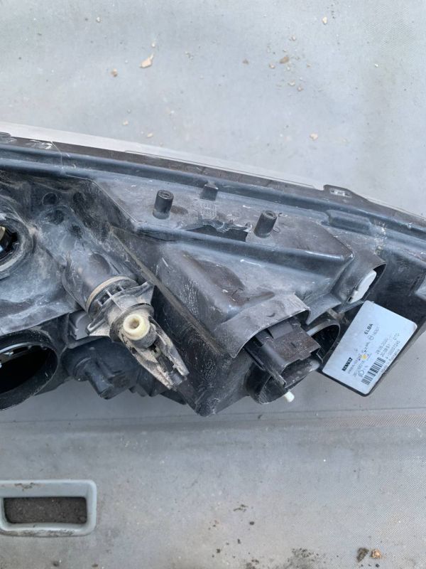 Фара передня права Renault Logan / Sandero Є Пошкодження