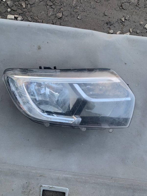 Фара передня права Renault Logan / Sandero Є Пошкодження
