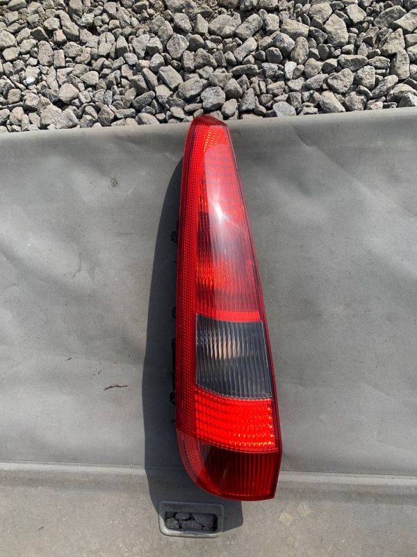 Ліхтар задній стоп лівий Ford Fiesta MK6 2002-2006р. HB 5 дв дорестайл