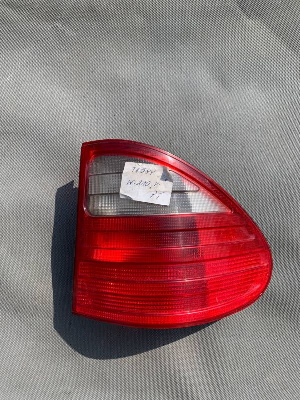 Стоп ліхтар фонарь правий зовнішній Mercedes 210 Мерседес Універсал