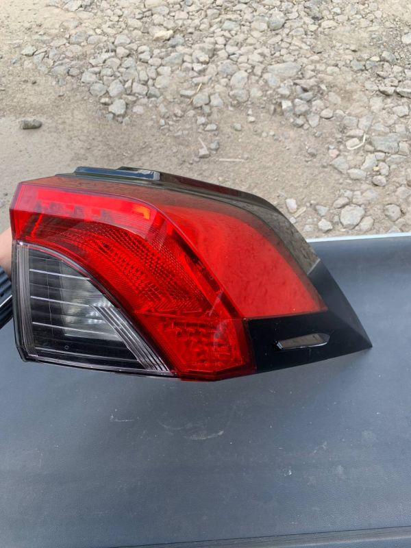 Ліхтар стоп фонарь задній правий Toyota RAV4 з дефектом 