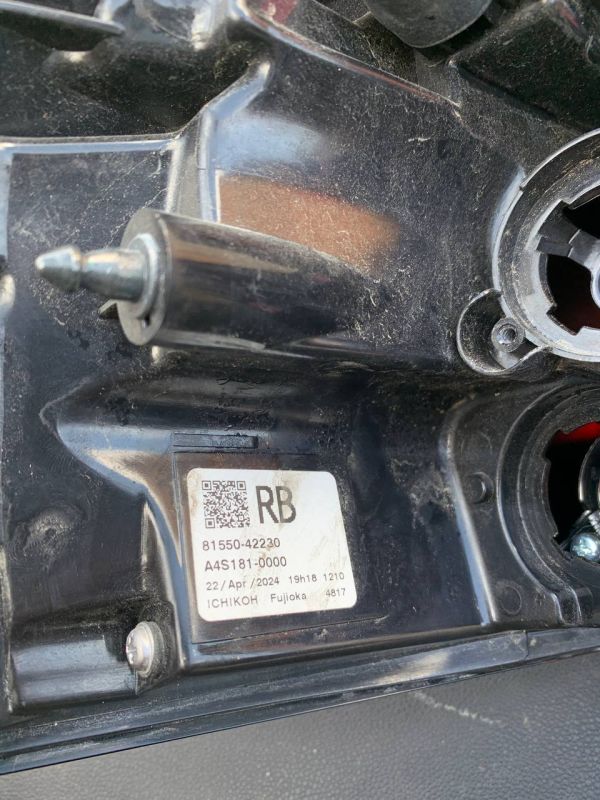 Ліхтар стоп фонарь задній правий Toyota RAV4 з дефектом 